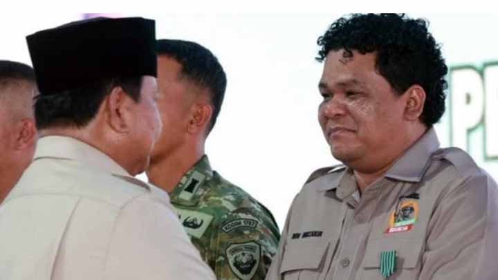 Don Muzakir menerima Satya Lencana Pertanian pada panen raya di Karawang